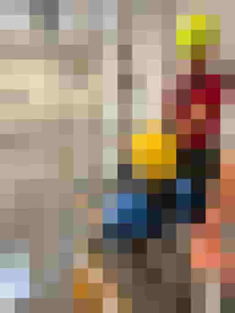 Mitarbeiter bei der Dachschulung, gesichert mit Helmen und Gurten in der Höhenwerkstatt.