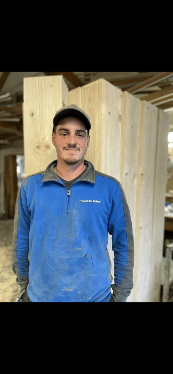 Mitarbeiter von Holzbau Gläser in einer Werkstatt zwischen Holzpaneelen.