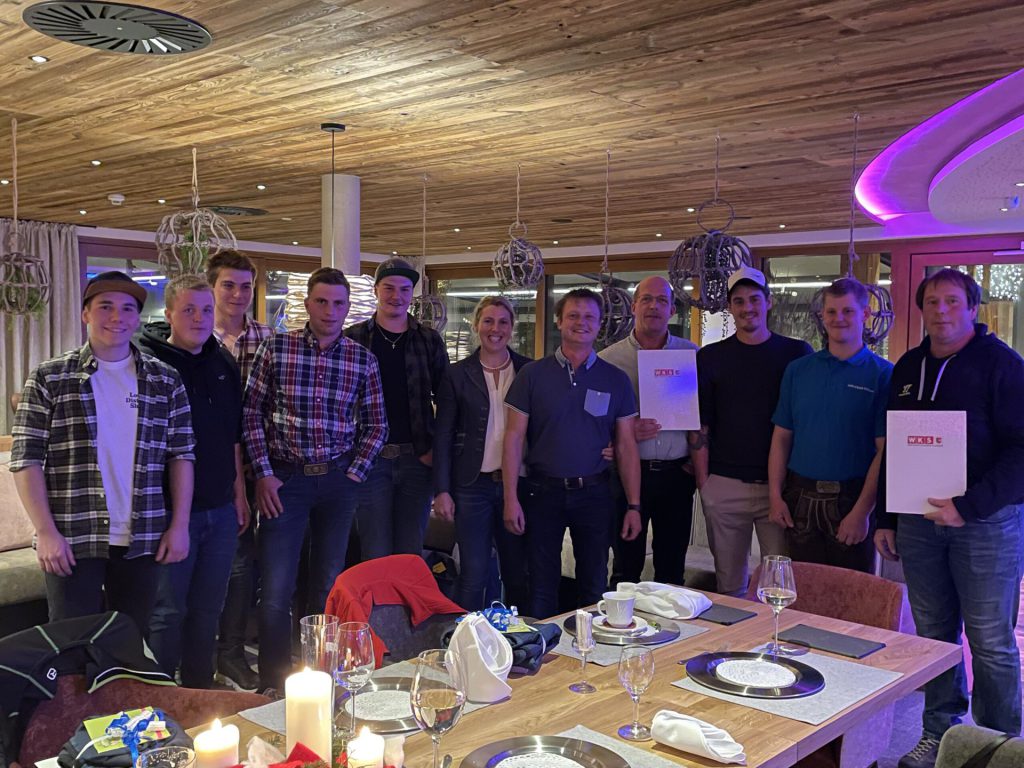 Feierliche Runde von Holzbau Gläser mit Team und Auszeichnungen in gemütlicher Umgebung.