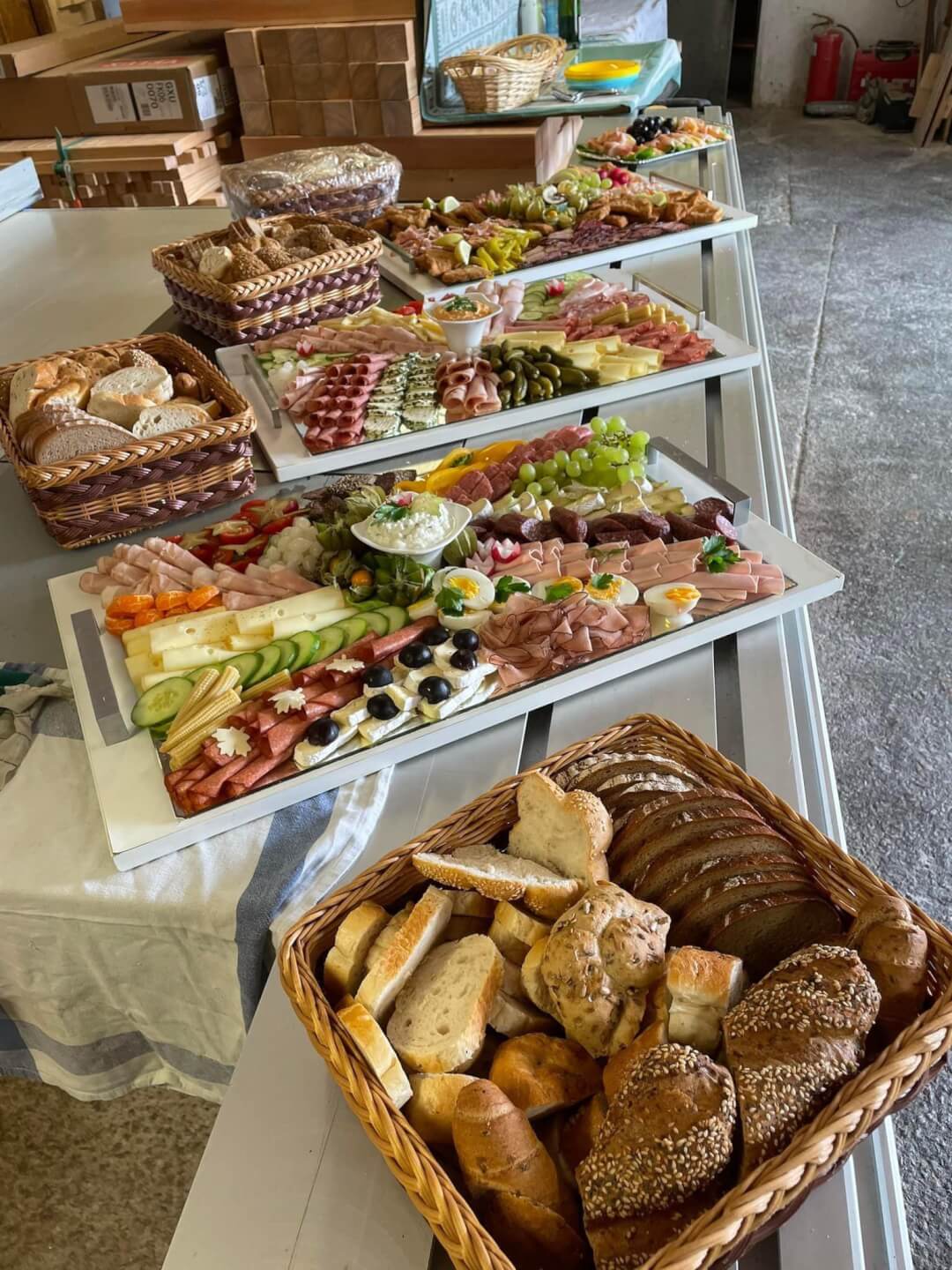 Bunte Osterjause mit Wurst, Käse und frischem Brot bei Holzbau Gläser in Piesendorf.